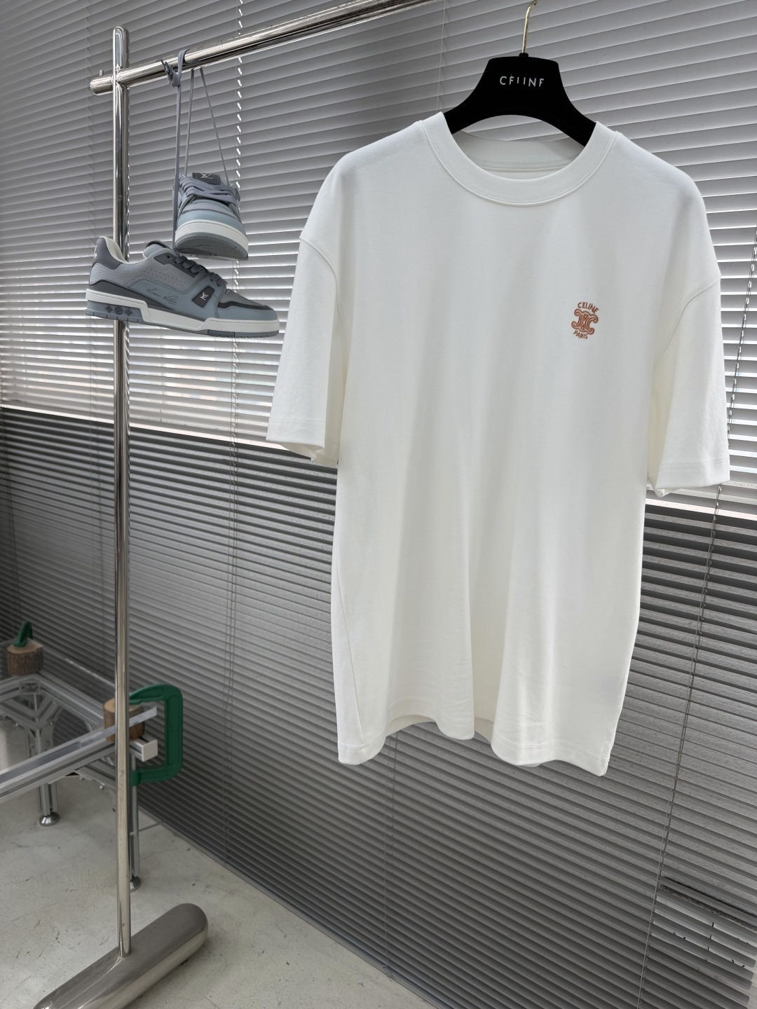 -CELIN*   26夏款短袖来啦～刺绣章仔小logo，低调里藏着精致感纯棉面料亲肤透气，宽松版型自在
