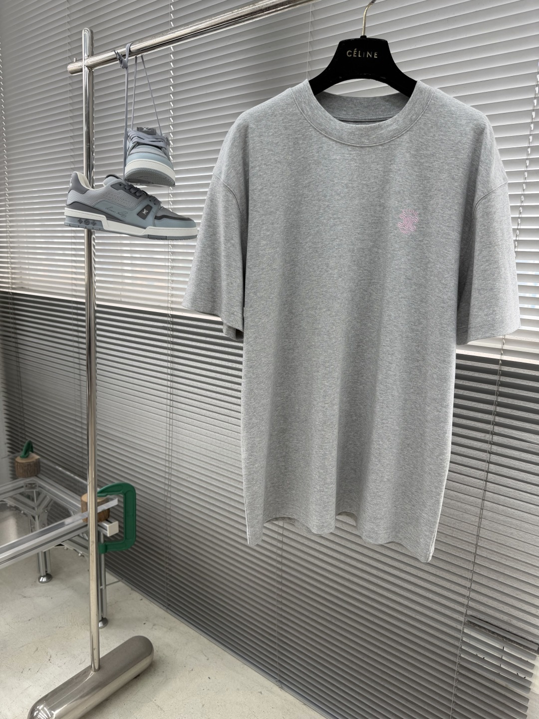 -CELIN*   26夏款短袖来啦～刺绣章仔小logo，低调里藏着精致感纯棉面料亲肤透气，宽松版型自在