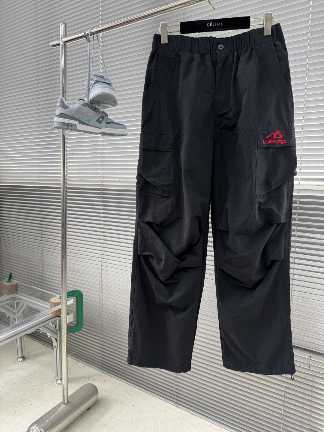 -Balenciag 高温压胶logo梭织材质，立体感强伞兵裤型，时尚感拉满修饰腿型，潮人必备款弹力抽绳