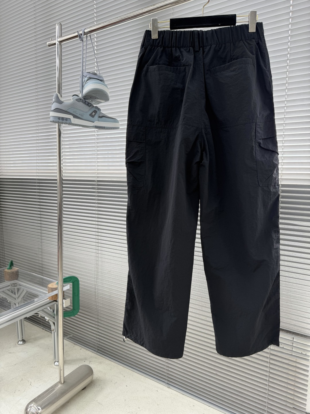 -Balenciag 高温压胶logo梭织材质，立体感强伞兵裤型，时尚感拉满修饰腿型，潮人必备款弹力抽绳