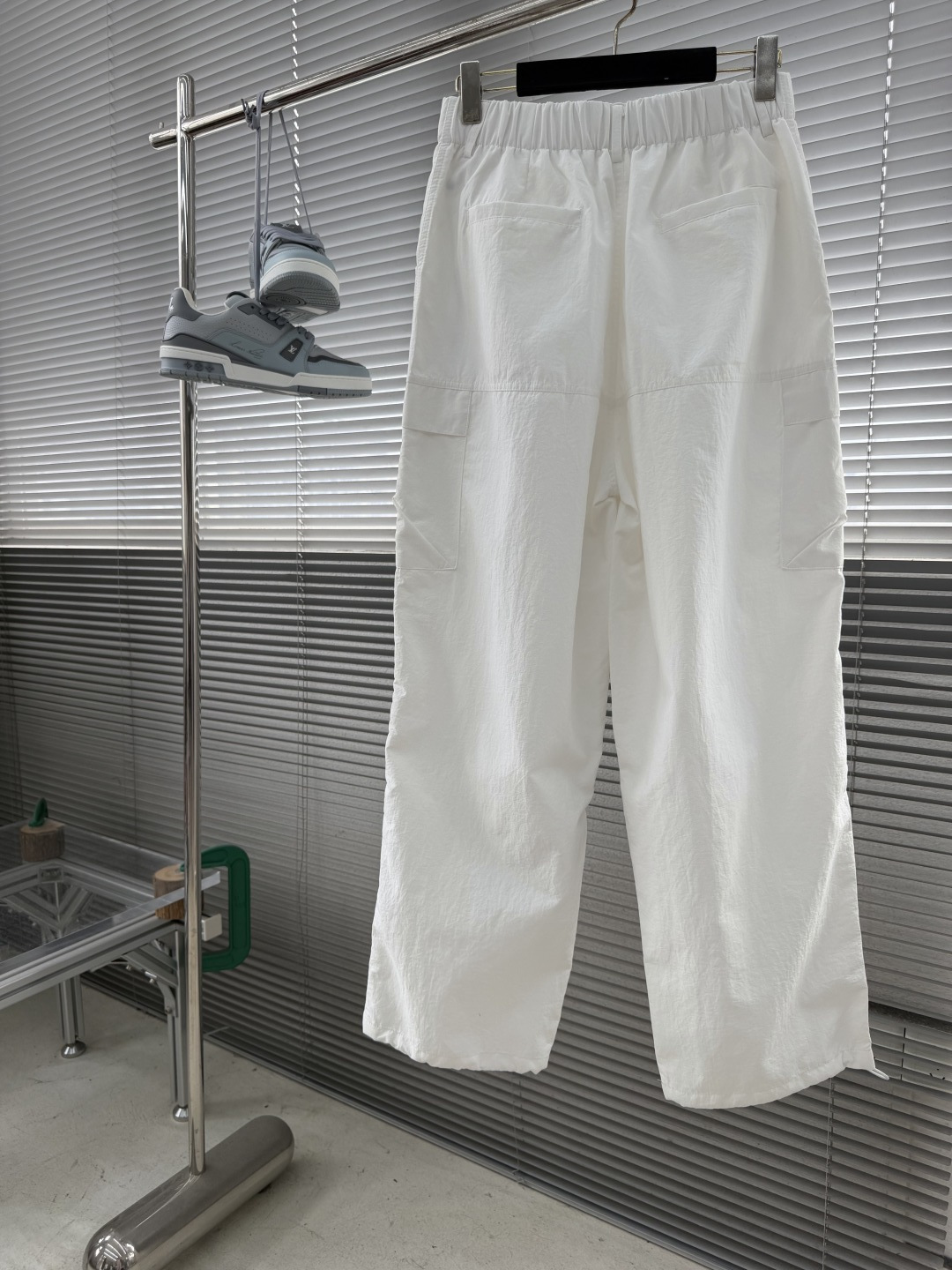 -Balenciag 高温压胶logo梭织材质，立体感强伞兵裤型，时尚感拉满修饰腿型，潮人必备款弹力抽绳