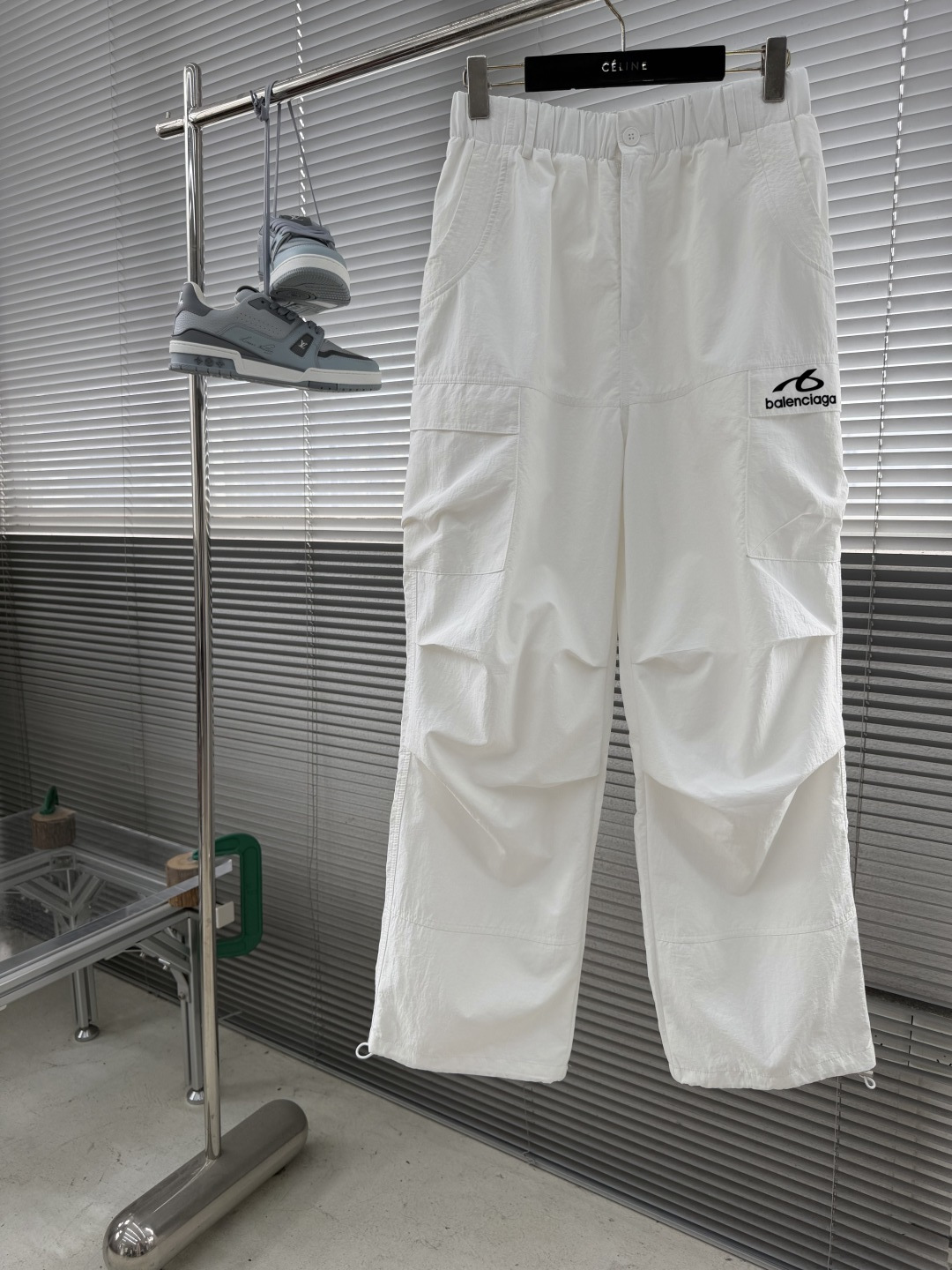 -Balenciag 高温压胶logo梭织材质，立体感强伞兵裤型，时尚感拉满修饰腿型，潮人必备款弹力抽绳