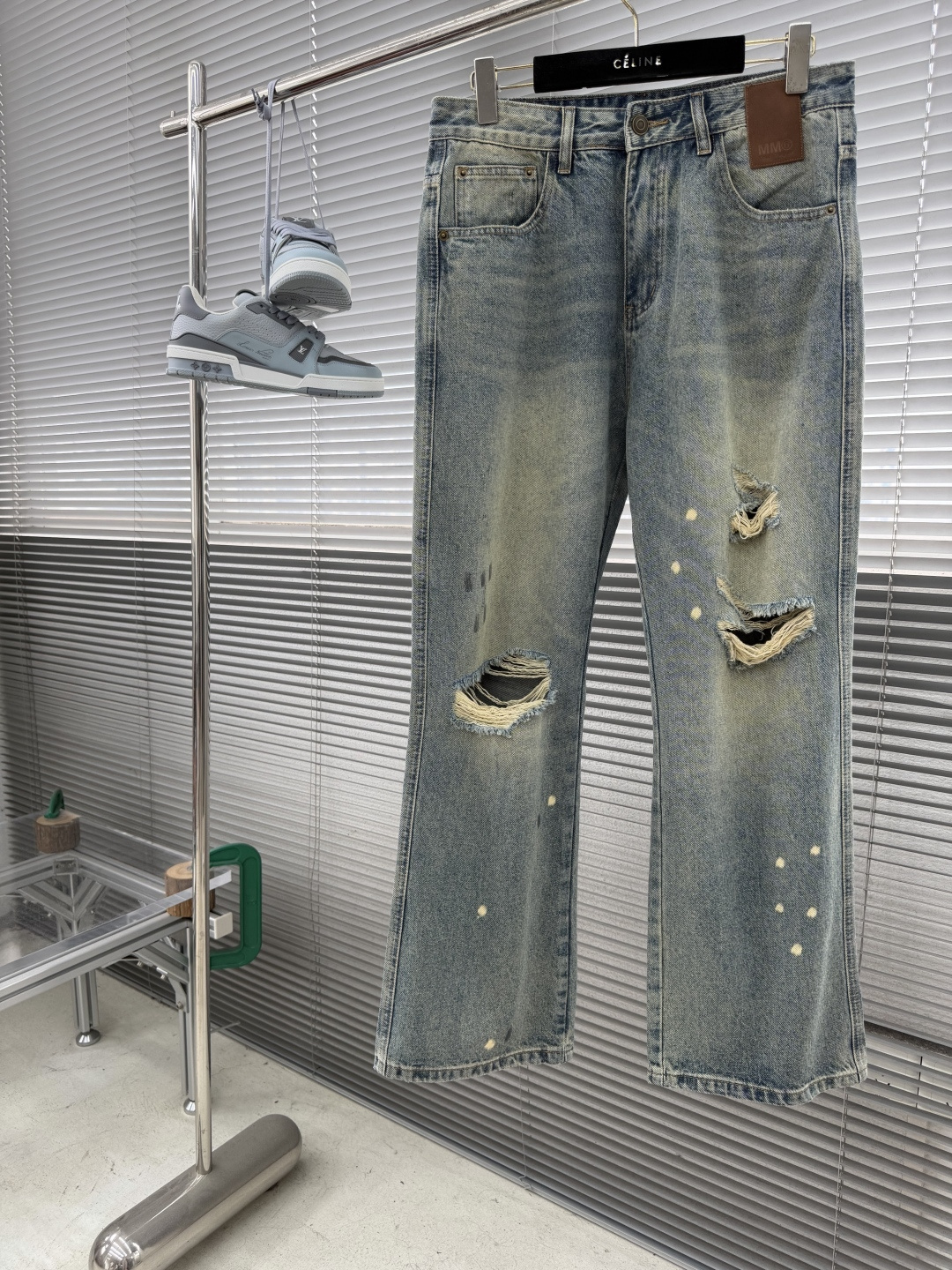 -MM6 马吉拉 26春夏新款牛仔长裤丹宁布洗水🥰复古做旧咖色系颜色😎微喇叭裤型奥🤎独家破洞处理，时尚感