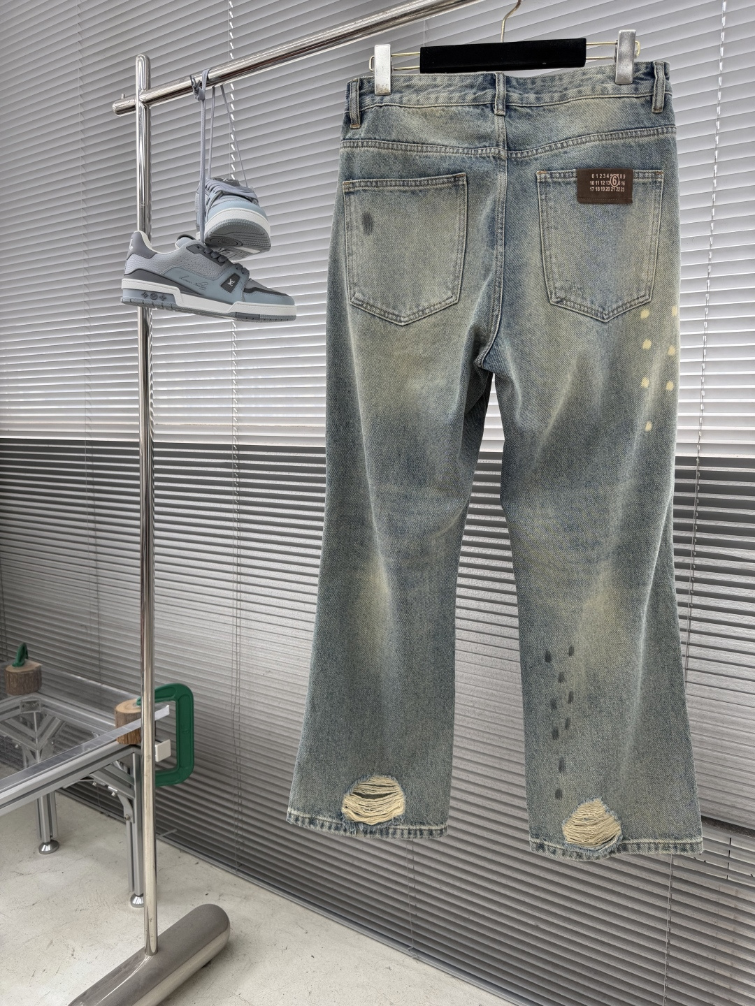 -MM6 马吉拉 26春夏新款牛仔长裤丹宁布洗水🥰复古做旧咖色系颜色😎微喇叭裤型奥🤎独家破洞处理，时尚感