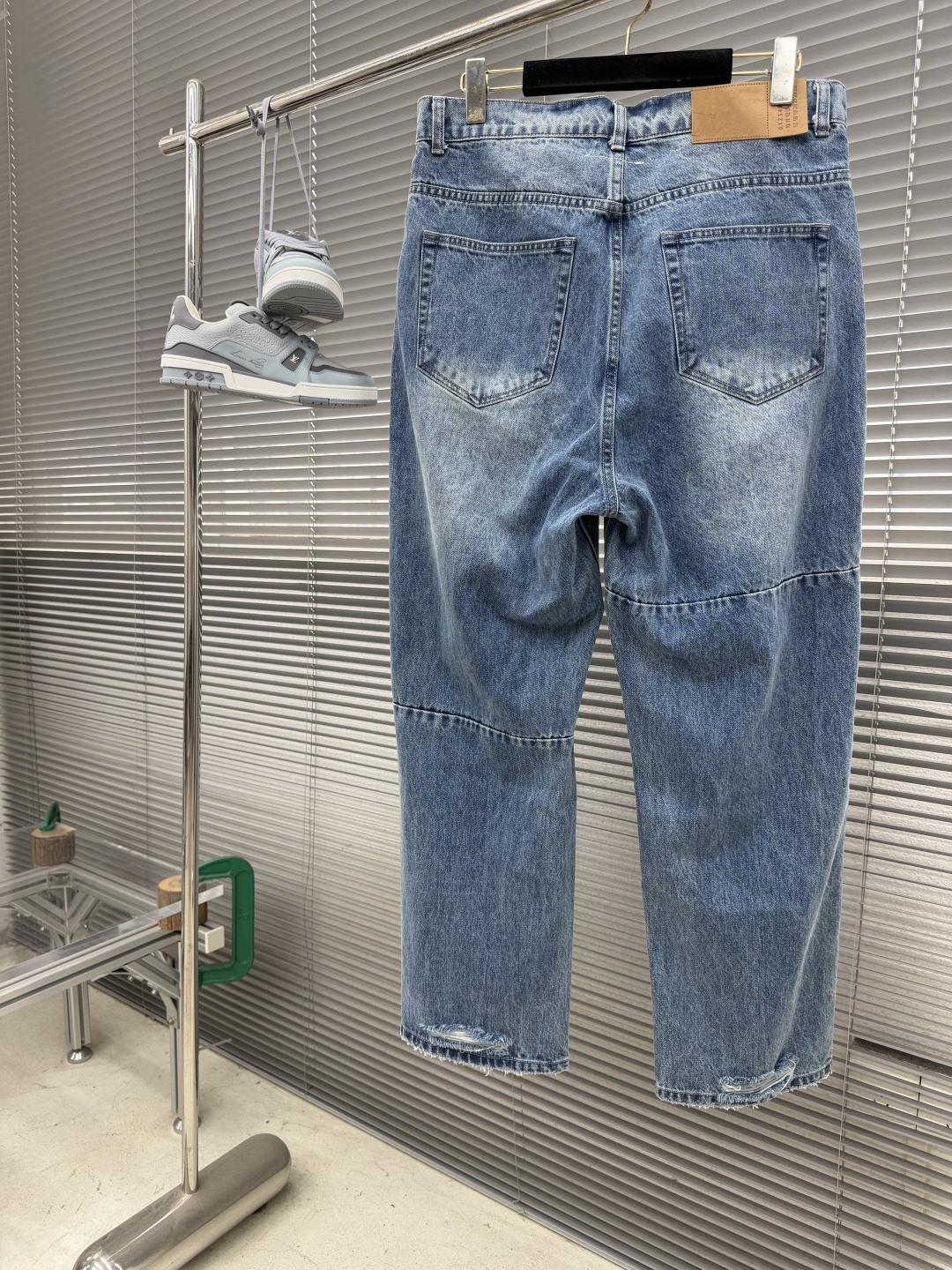 -MM6 马吉拉 不对称拼接直筒牛仔裤 · 经典款​​—— 简约中藏细节，低调里见高级不对称拼接剪裁​​