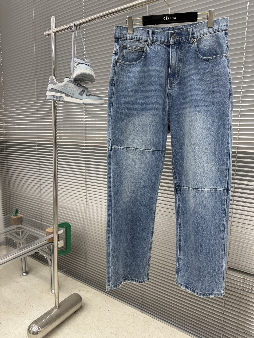 -MM6 马吉拉 不对称拼接直筒牛仔裤 · 经典款​​—— 简约中藏细节，低调里见高级不对称拼接剪裁​​