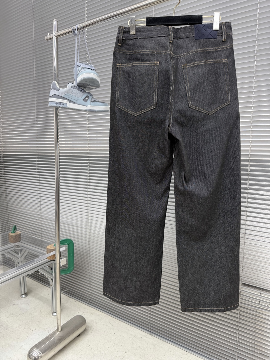 -BV 质感黑灰牛仔裤 | 立体剪裁×高级水洗 | 通勤穿搭天花板​​高腰直筒+微阔腿剪裁，从大腿到裤脚