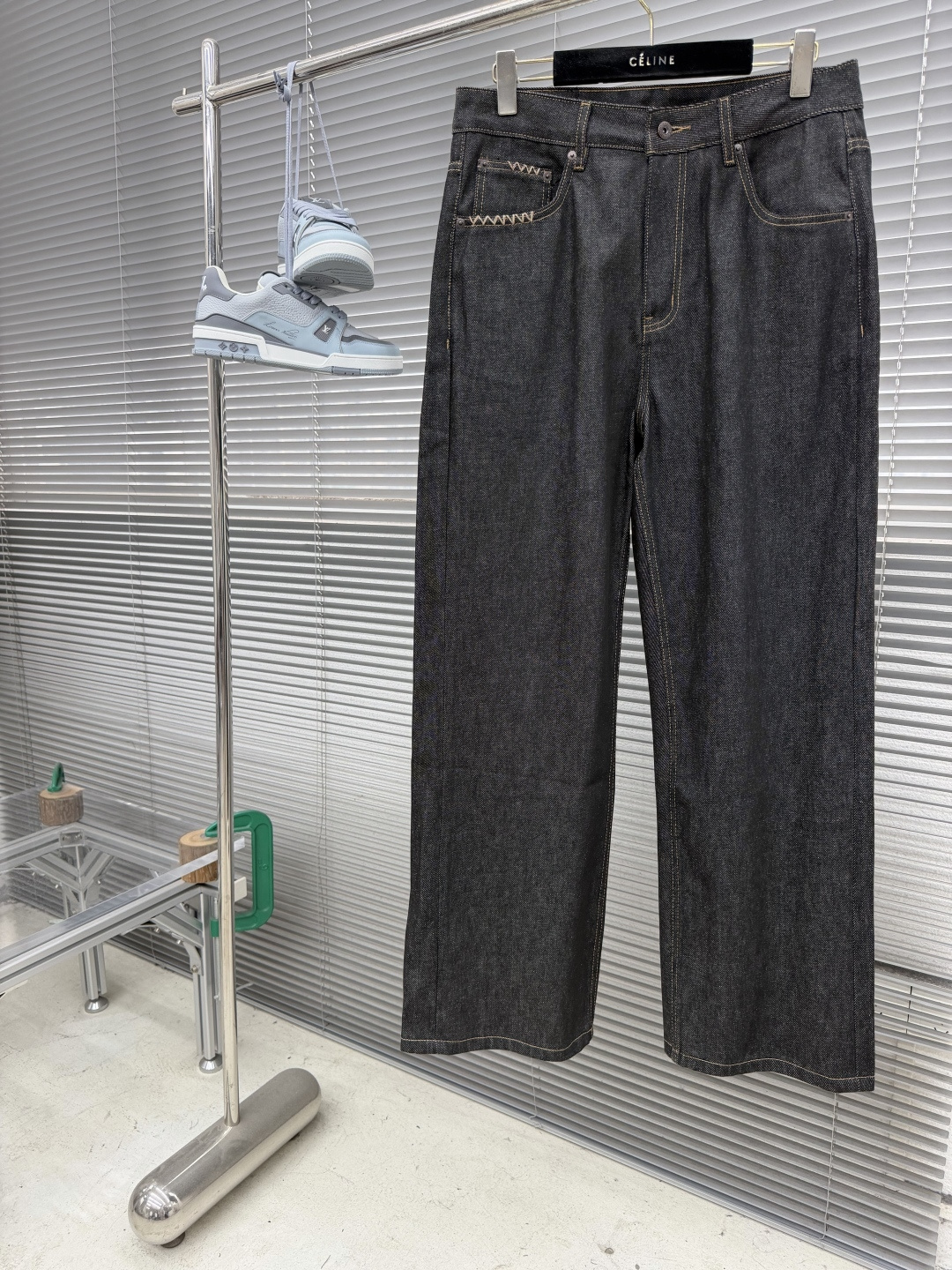 -BV 质感黑灰牛仔裤 | 立体剪裁×高级水洗 | 通勤穿搭天花板​​高腰直筒+微阔腿剪裁，从大腿到裤脚