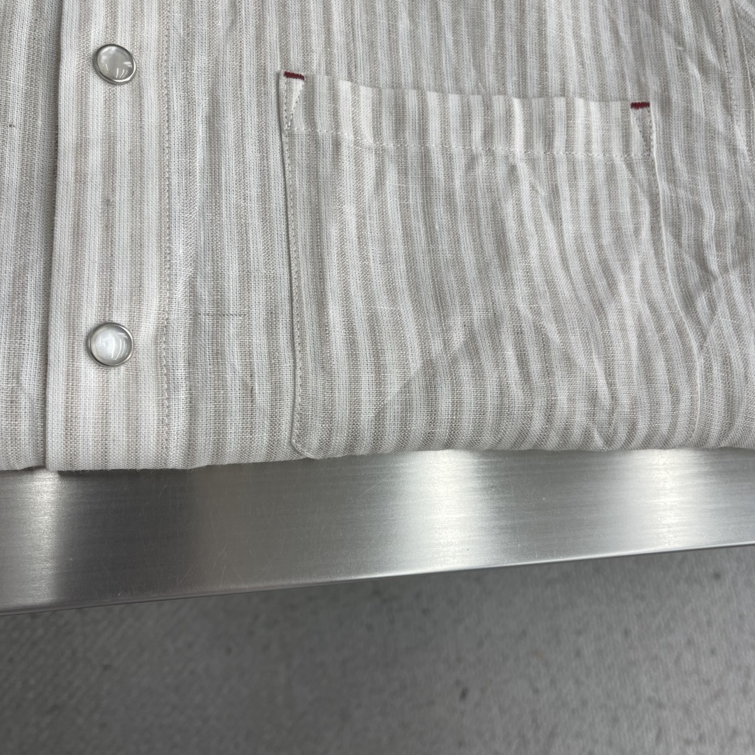 -Kiton 日常穿出高级感，慵懒且时髦兼具的调和剂，色织混色纱线条纹亚麻衬衫 选用了顶级亚麻材质交织混