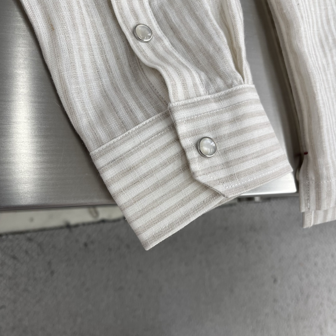 -Kiton 日常穿出高级感，慵懒且时髦兼具的调和剂，色织混色纱线条纹亚麻衬衫 选用了顶级亚麻材质交织混