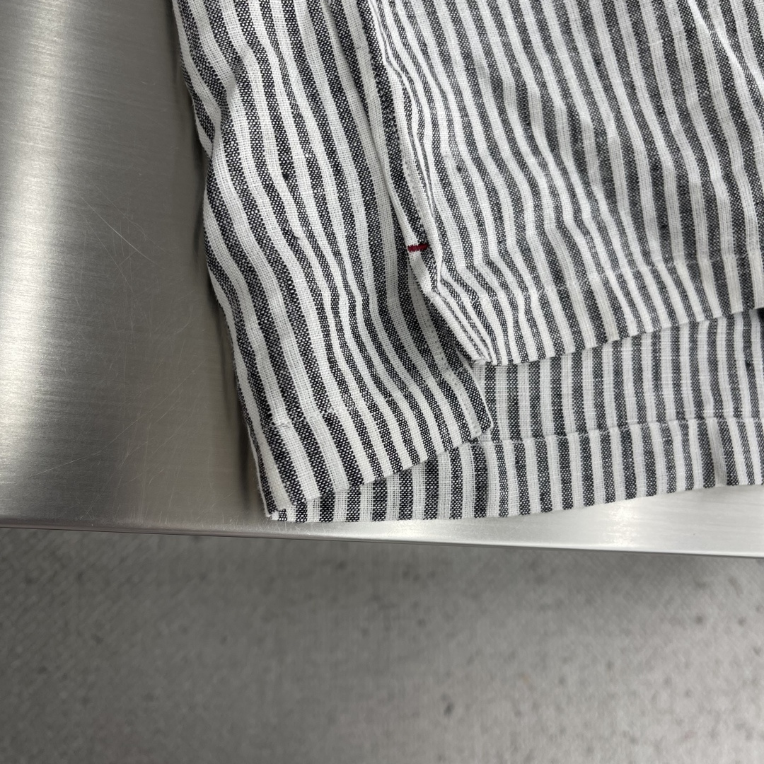 -Kiton 日常穿出高级感，慵懒且时髦兼具的调和剂，色织混色纱线条纹亚麻衬衫 选用了顶级亚麻材质交织混