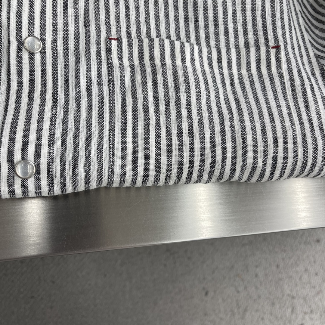 -Kiton 日常穿出高级感，慵懒且时髦兼具的调和剂，色织混色纱线条纹亚麻衬衫 选用了顶级亚麻材质交织混