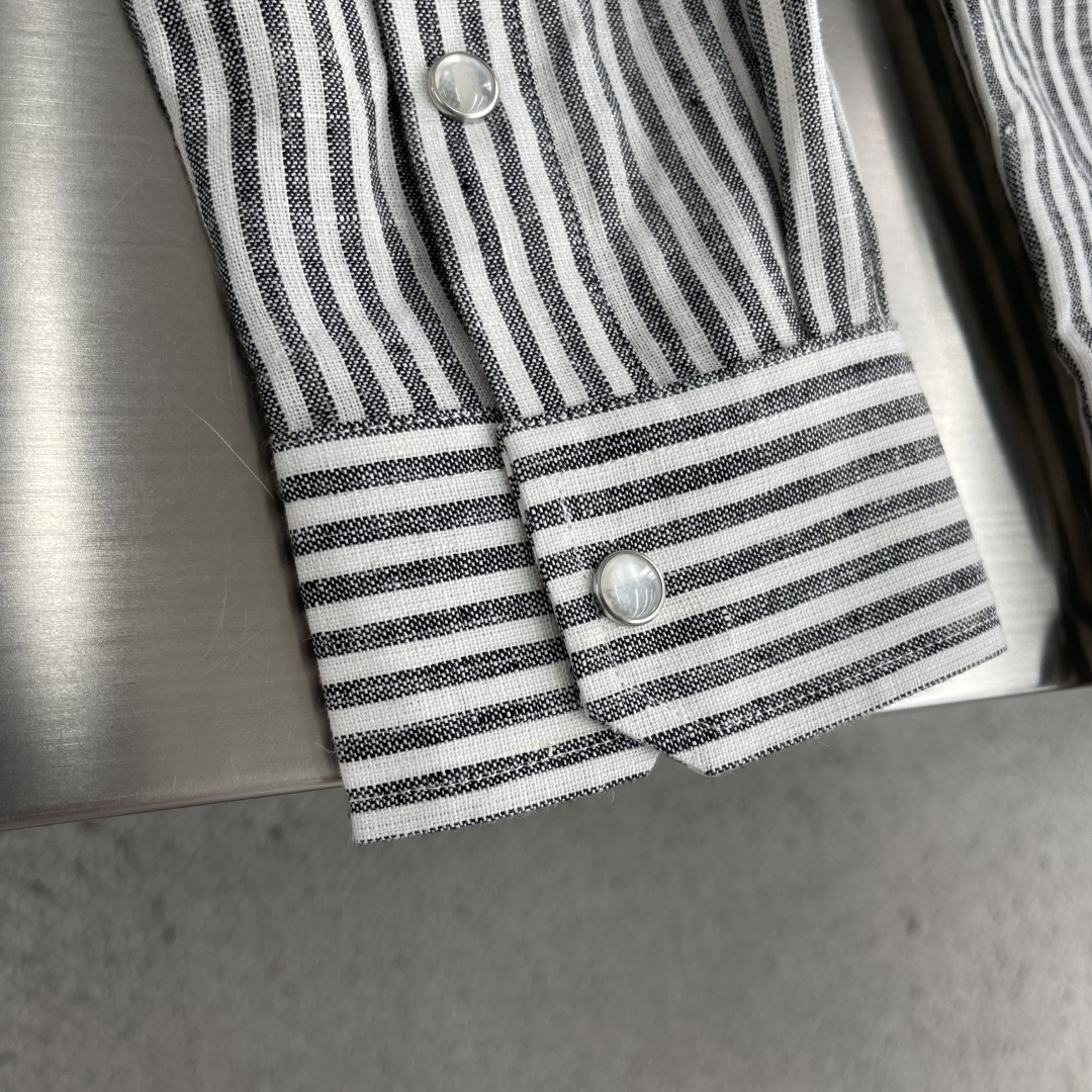 -Kiton 日常穿出高级感，慵懒且时髦兼具的调和剂，色织混色纱线条纹亚麻衬衫 选用了顶级亚麻材质交织混