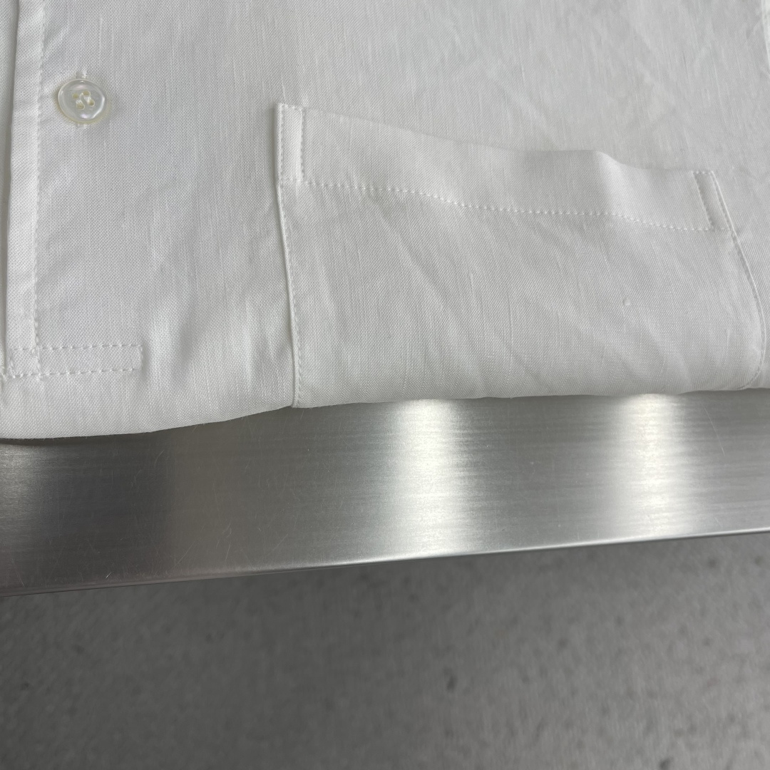 -BC 半开胸小方领天然亚麻衬衫——透气舒适，演绎随性优雅风范被高温“炙烤”的夏日，也可以穿得清爽又高级