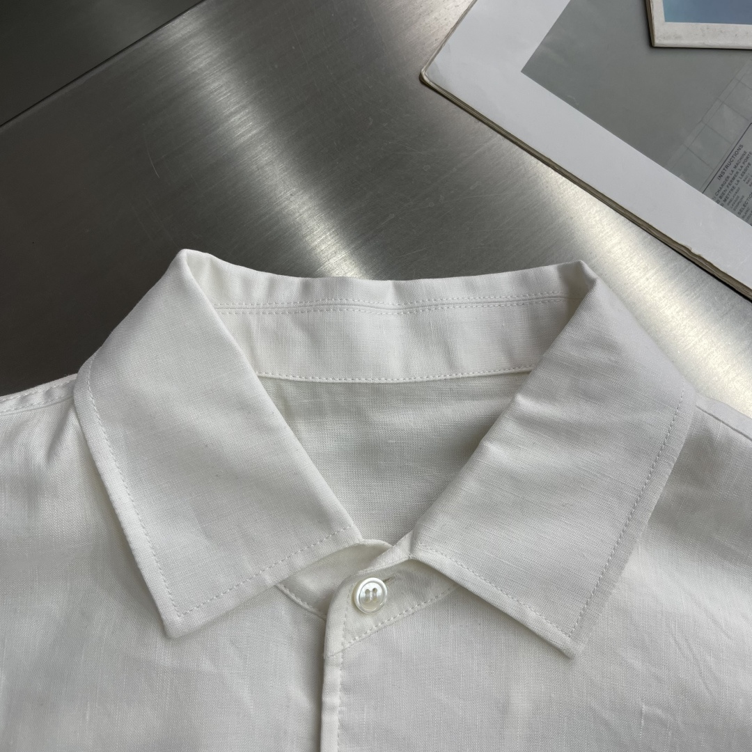 -BC 半开胸小方领天然亚麻衬衫——透气舒适，演绎随性优雅风范被高温“炙烤”的夏日，也可以穿得清爽又高级