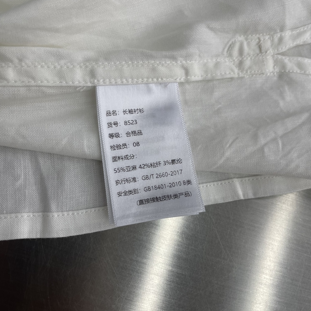 -BC 半开胸小方领天然亚麻衬衫——透气舒适，演绎随性优雅风范被高温“炙烤”的夏日，也可以穿得清爽又高级