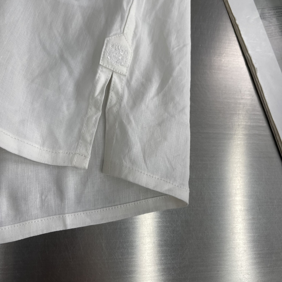 -BC 半开胸小方领天然亚麻衬衫——透气舒适，演绎随性优雅风范被高温“炙烤”的夏日，也可以穿得清爽又高级