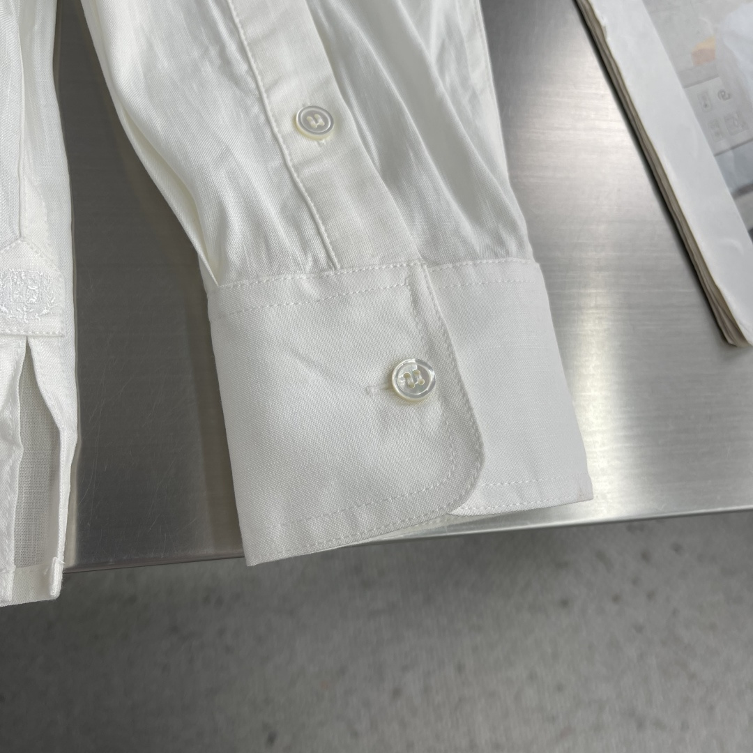 -BC 半开胸小方领天然亚麻衬衫——透气舒适，演绎随性优雅风范被高温“炙烤”的夏日，也可以穿得清爽又高级