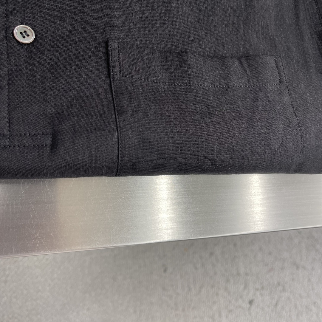 -BC 半开胸小方领天然亚麻衬衫——透气舒适，演绎随性优雅风范被高温“炙烤”的夏日，也可以穿得清爽又高级