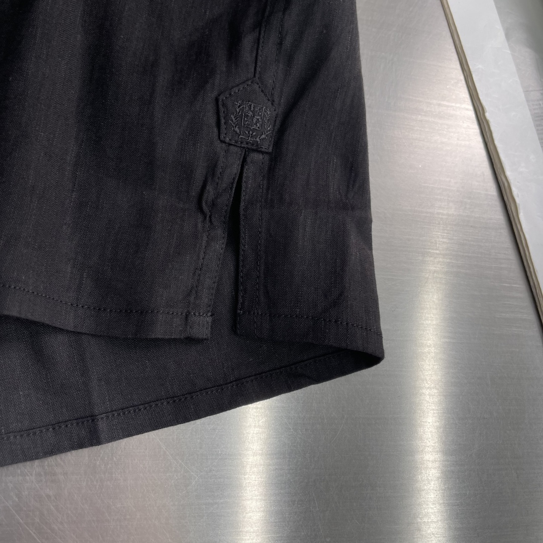 -BC 半开胸小方领天然亚麻衬衫——透气舒适，演绎随性优雅风范被高温“炙烤”的夏日，也可以穿得清爽又高级