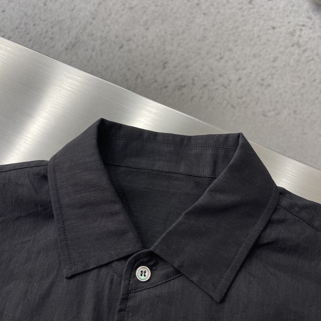 -BC 半开胸小方领天然亚麻衬衫——透气舒适，演绎随性优雅风范被高温“炙烤”的夏日，也可以穿得清爽又高级