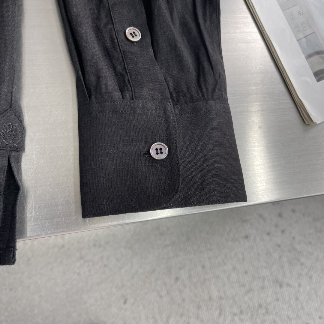 -BC 半开胸小方领天然亚麻衬衫——透气舒适，演绎随性优雅风范被高温“炙烤”的夏日，也可以穿得清爽又高级