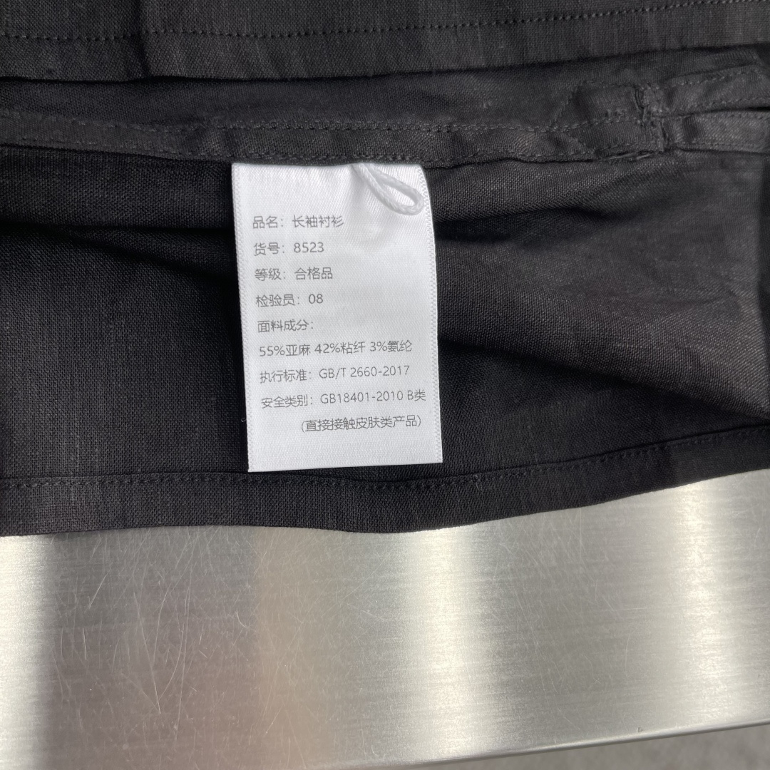 -BC 半开胸小方领天然亚麻衬衫——透气舒适，演绎随性优雅风范被高温“炙烤”的夏日，也可以穿得清爽又高级