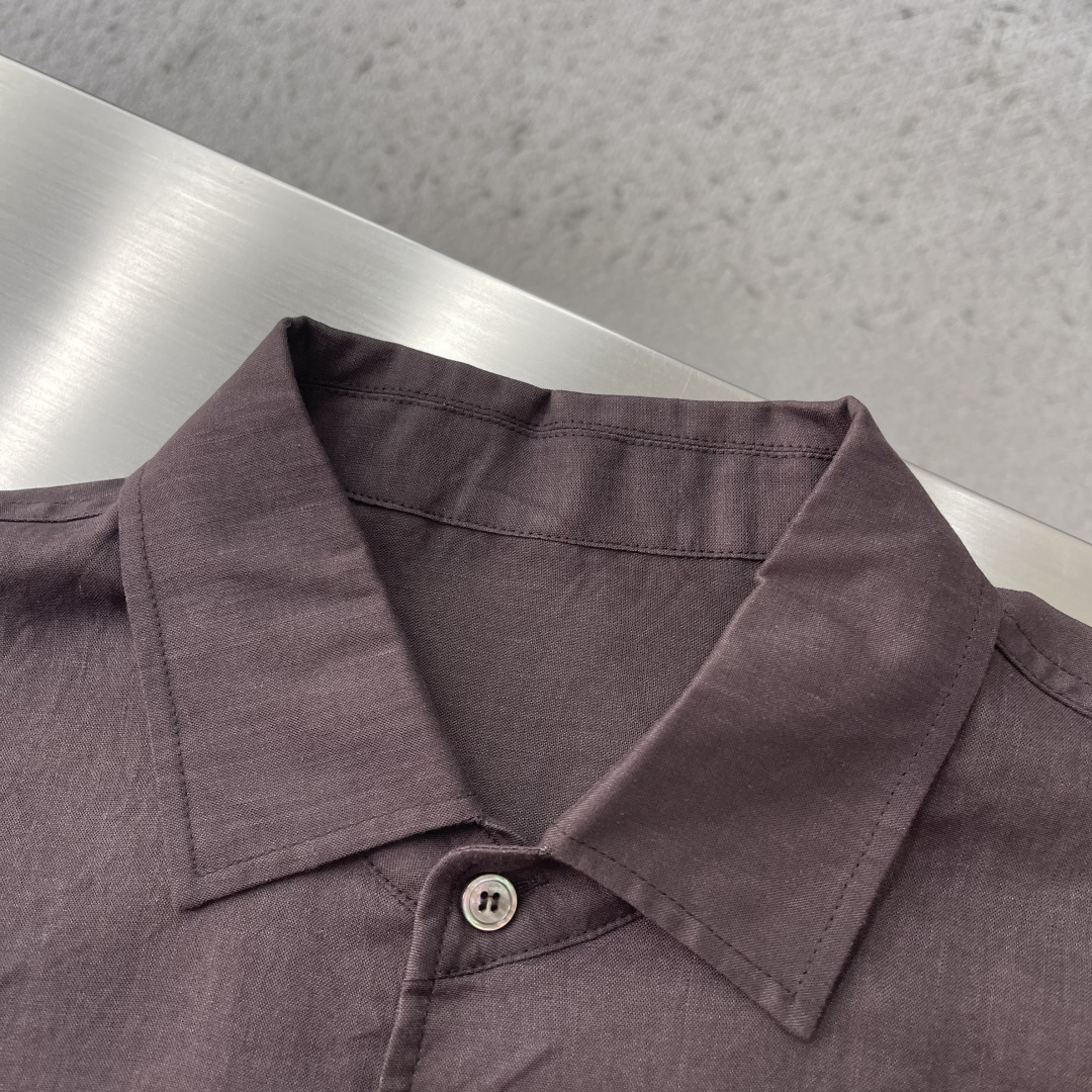 -BC 半开胸小方领天然亚麻衬衫——透气舒适，演绎随性优雅风范被高温“炙烤”的夏日，也可以穿得清爽又高级