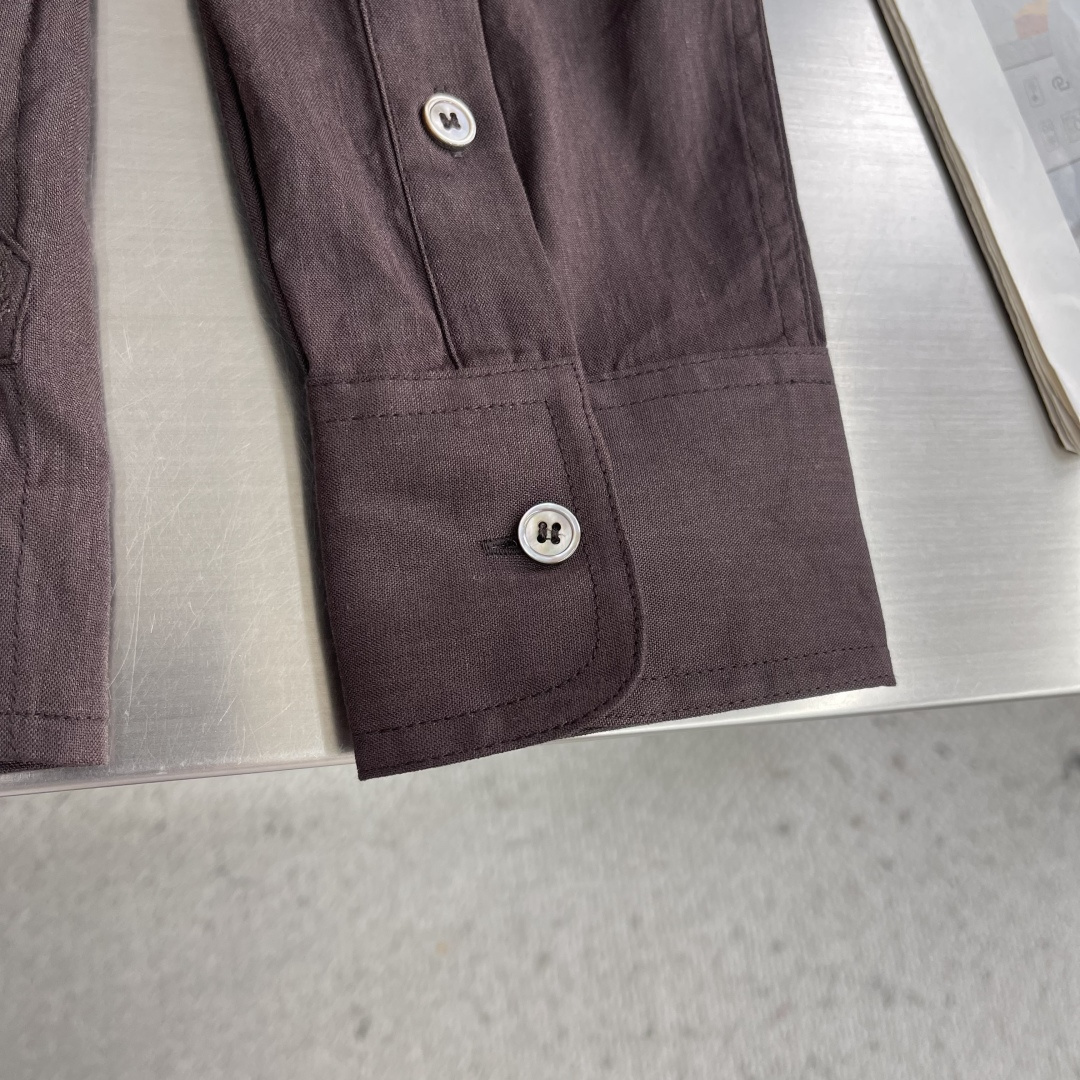 -BC 半开胸小方领天然亚麻衬衫——透气舒适，演绎随性优雅风范被高温“炙烤”的夏日，也可以穿得清爽又高级