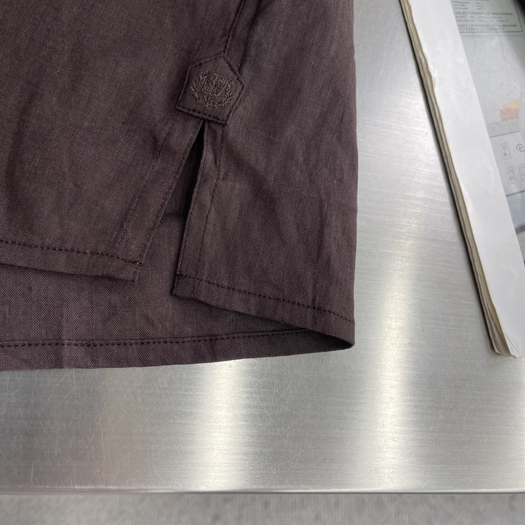 -BC 半开胸小方领天然亚麻衬衫——透气舒适，演绎随性优雅风范被高温“炙烤”的夏日，也可以穿得清爽又高级