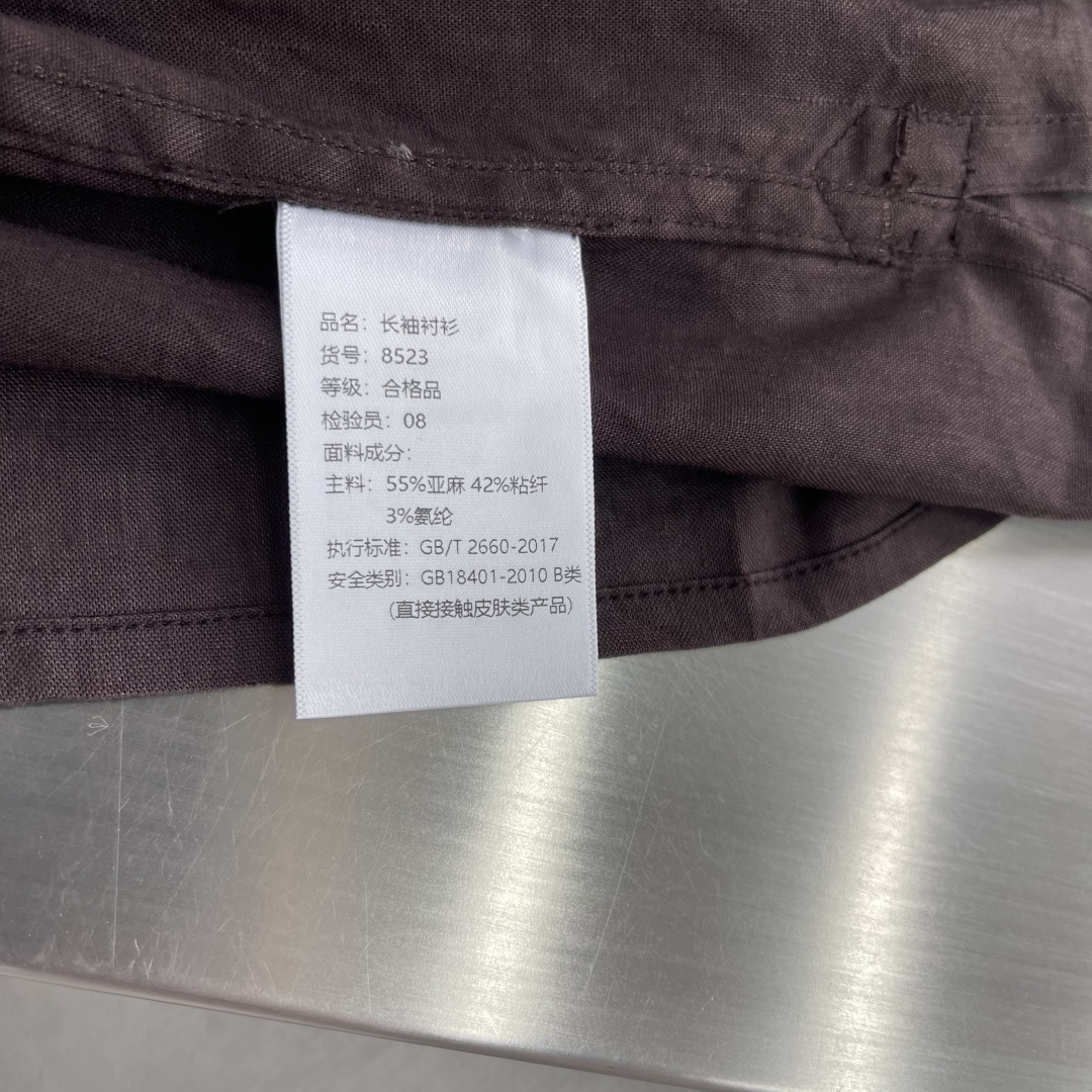 -BC 半开胸小方领天然亚麻衬衫——透气舒适，演绎随性优雅风范被高温“炙烤”的夏日，也可以穿得清爽又高级