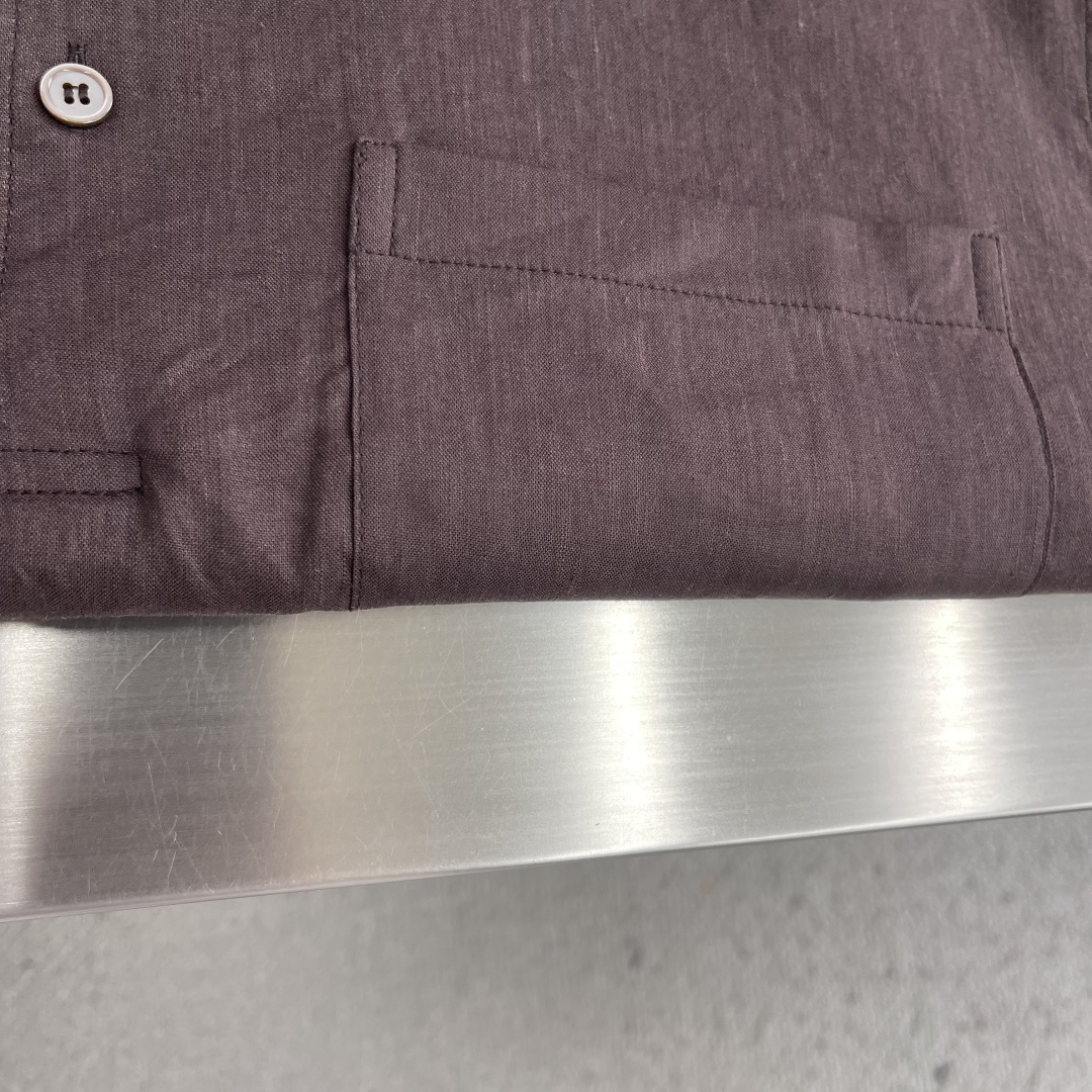 -BC 半开胸小方领天然亚麻衬衫——透气舒适，演绎随性优雅风范被高温“炙烤”的夏日，也可以穿得清爽又高级