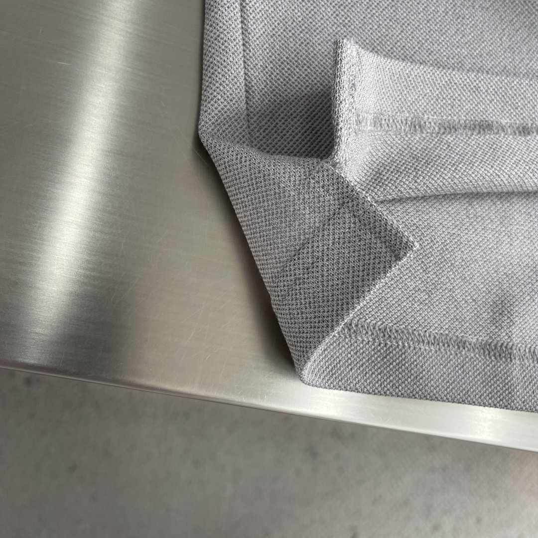 -BV 26春夏Polo衫，成熟儒雅质感直接拉满经典简约翻领版型，低调提升整体精致格调，利落修饰颈部线条