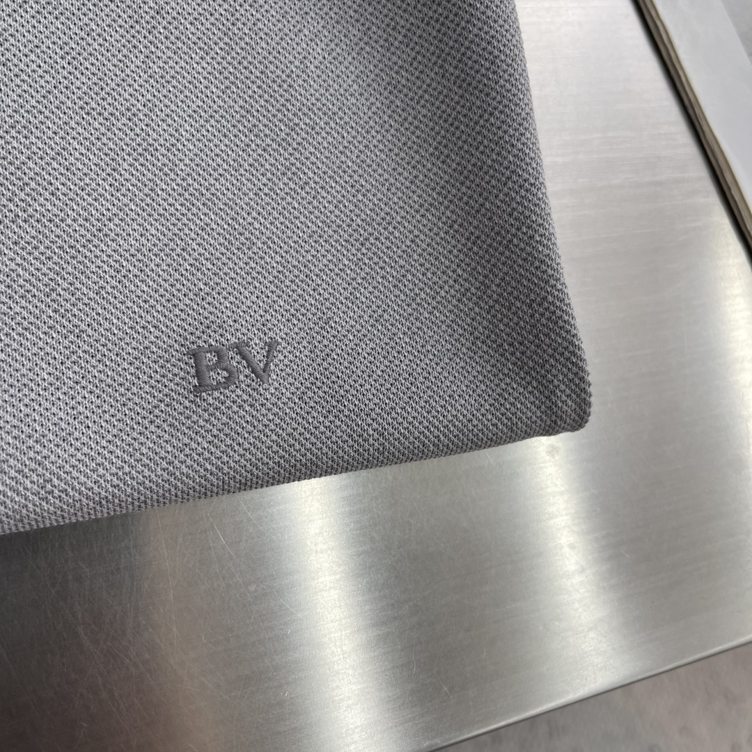 -BV 26春夏Polo衫，成熟儒雅质感直接拉满经典简约翻领版型，低调提升整体精致格调，利落修饰颈部线条