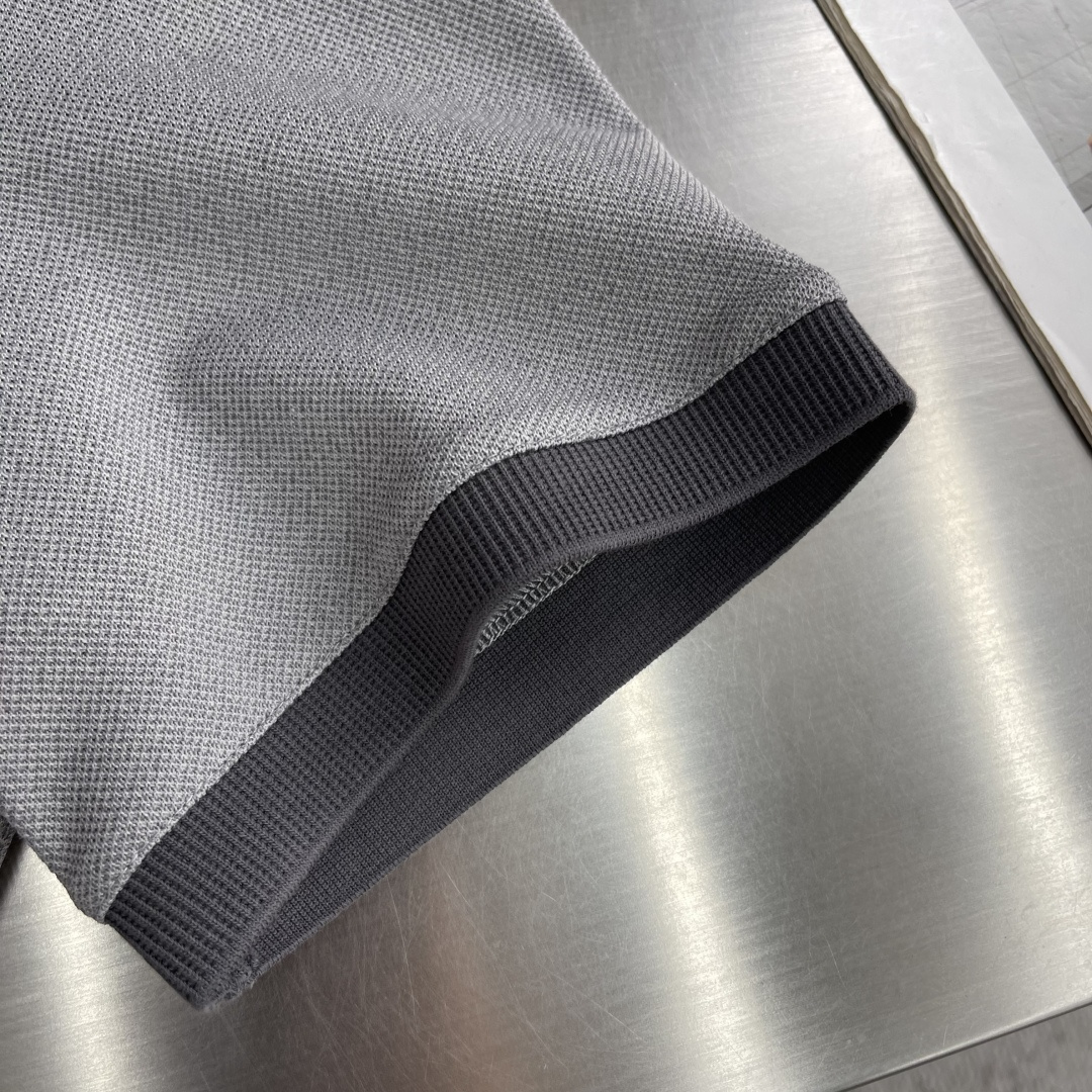 -BV 26春夏Polo衫，成熟儒雅质感直接拉满经典简约翻领版型，低调提升整体精致格调，利落修饰颈部线条