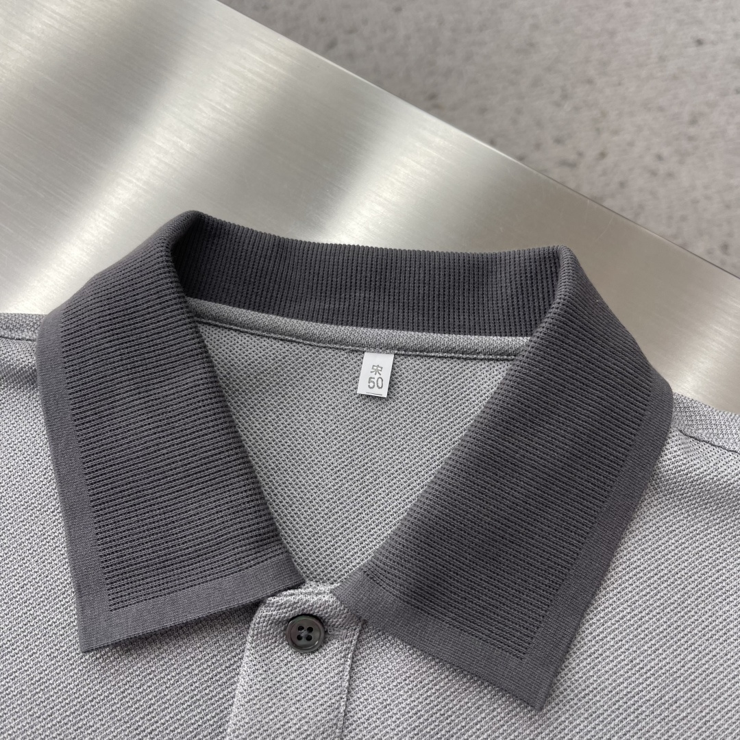 -BV 26春夏Polo衫，成熟儒雅质感直接拉满经典简约翻领版型，低调提升整体精致格调，利落修饰颈部线条