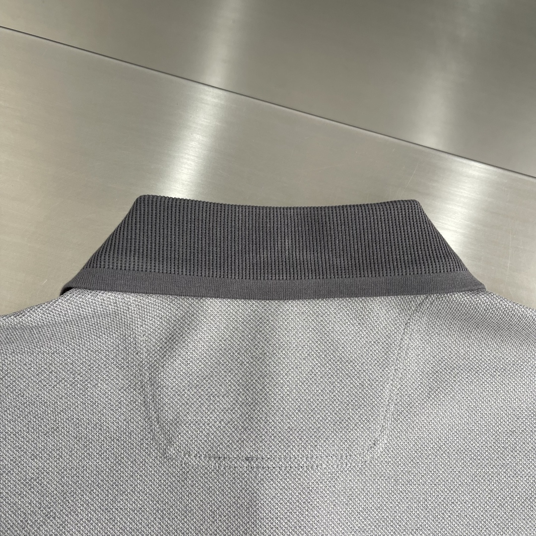 -BV 26春夏Polo衫，成熟儒雅质感直接拉满经典简约翻领版型，低调提升整体精致格调，利落修饰颈部线条