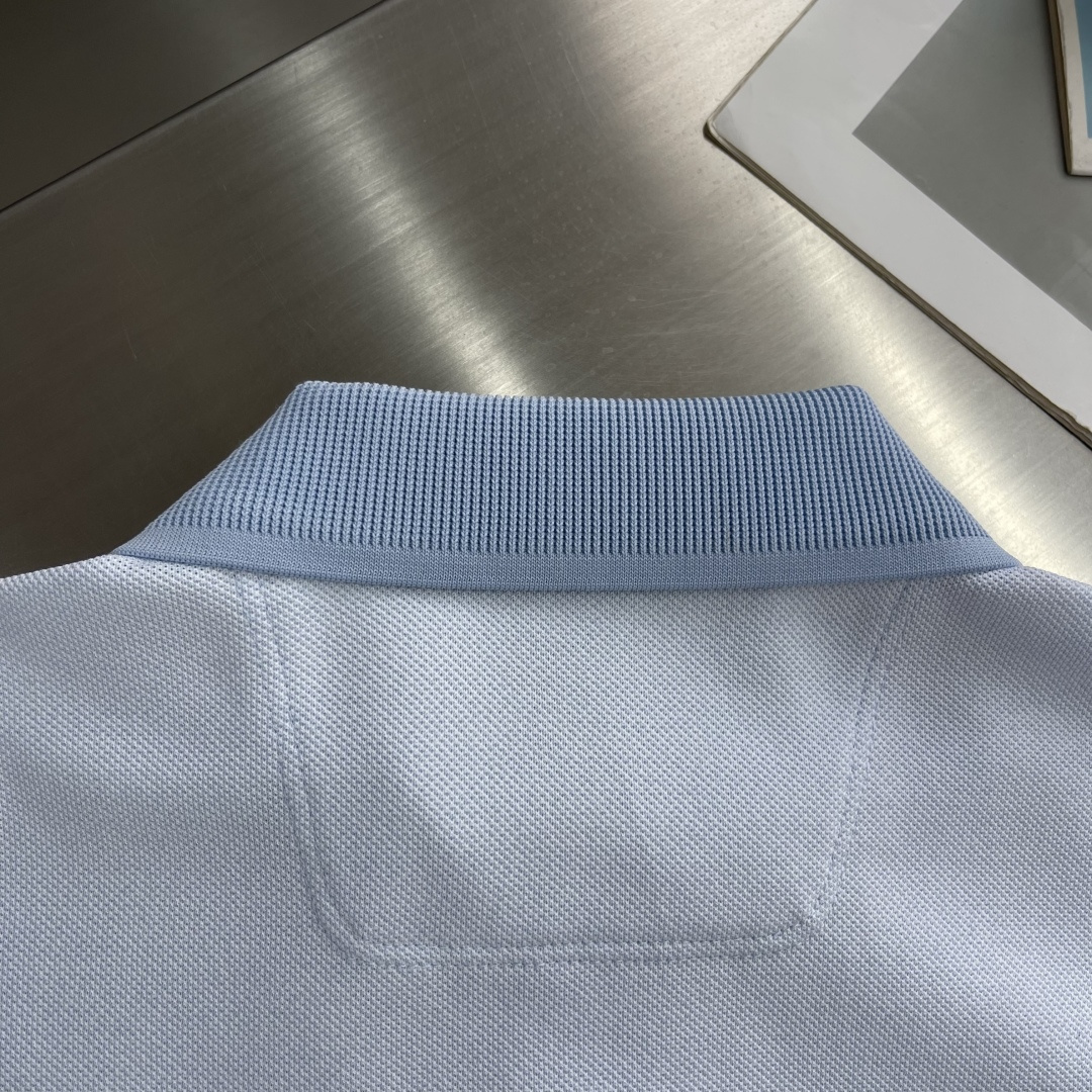 -BV 26春夏Polo衫，成熟儒雅质感直接拉满经典简约翻领版型，低调提升整体精致格调，利落修饰颈部线条