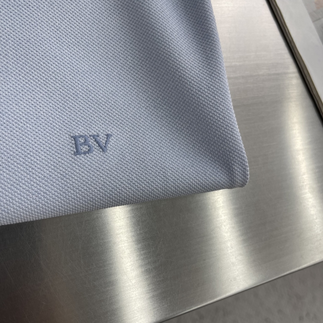 -BV 26春夏Polo衫，成熟儒雅质感直接拉满经典简约翻领版型，低调提升整体精致格调，利落修饰颈部线条