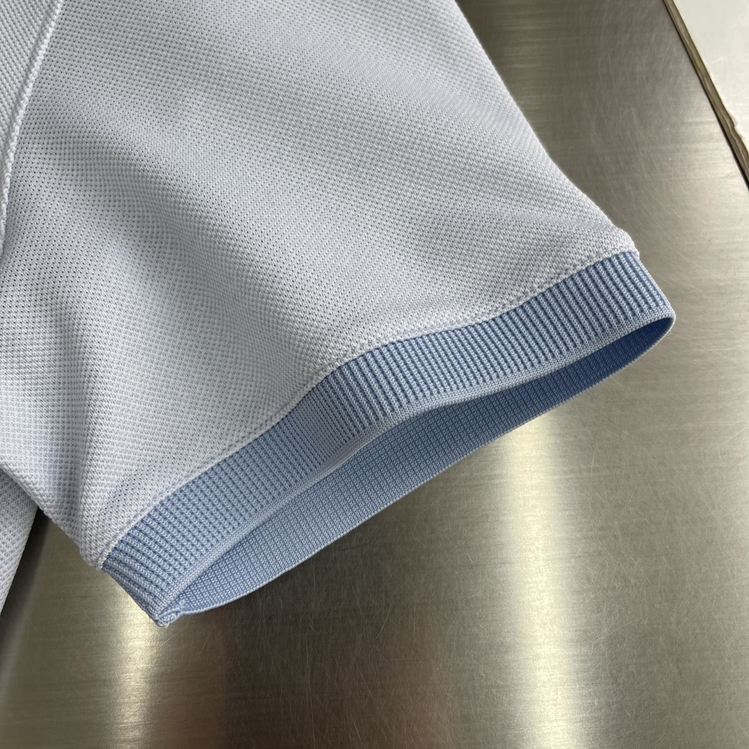 -BV 26春夏Polo衫，成熟儒雅质感直接拉满经典简约翻领版型，低调提升整体精致格调，利落修饰颈部线条