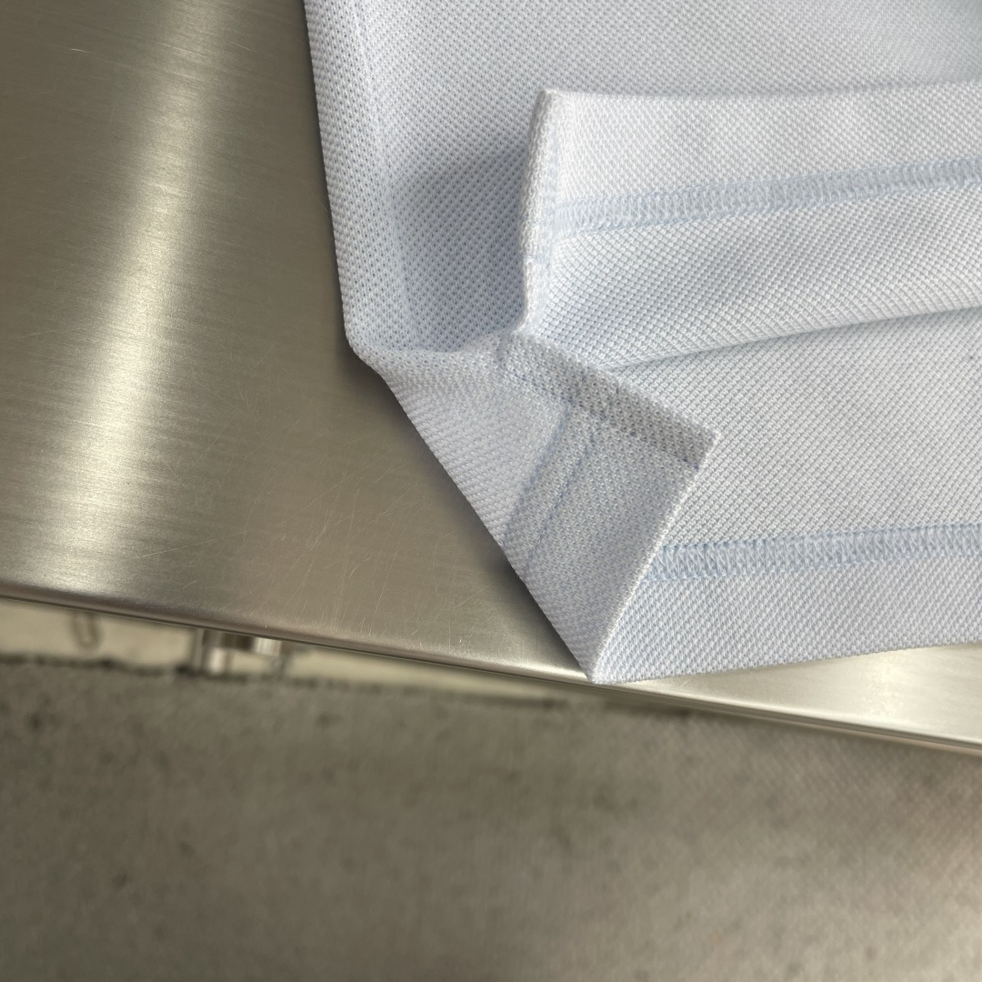 -BV 26春夏Polo衫，成熟儒雅质感直接拉满经典简约翻领版型，低调提升整体精致格调，利落修饰颈部线条