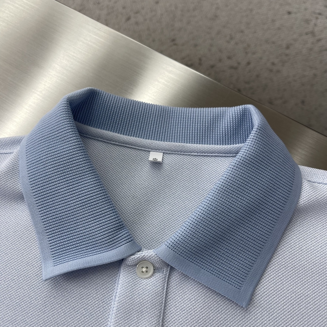 -BV 26春夏Polo衫，成熟儒雅质感直接拉满经典简约翻领版型，低调提升整体精致格调，利落修饰颈部线条