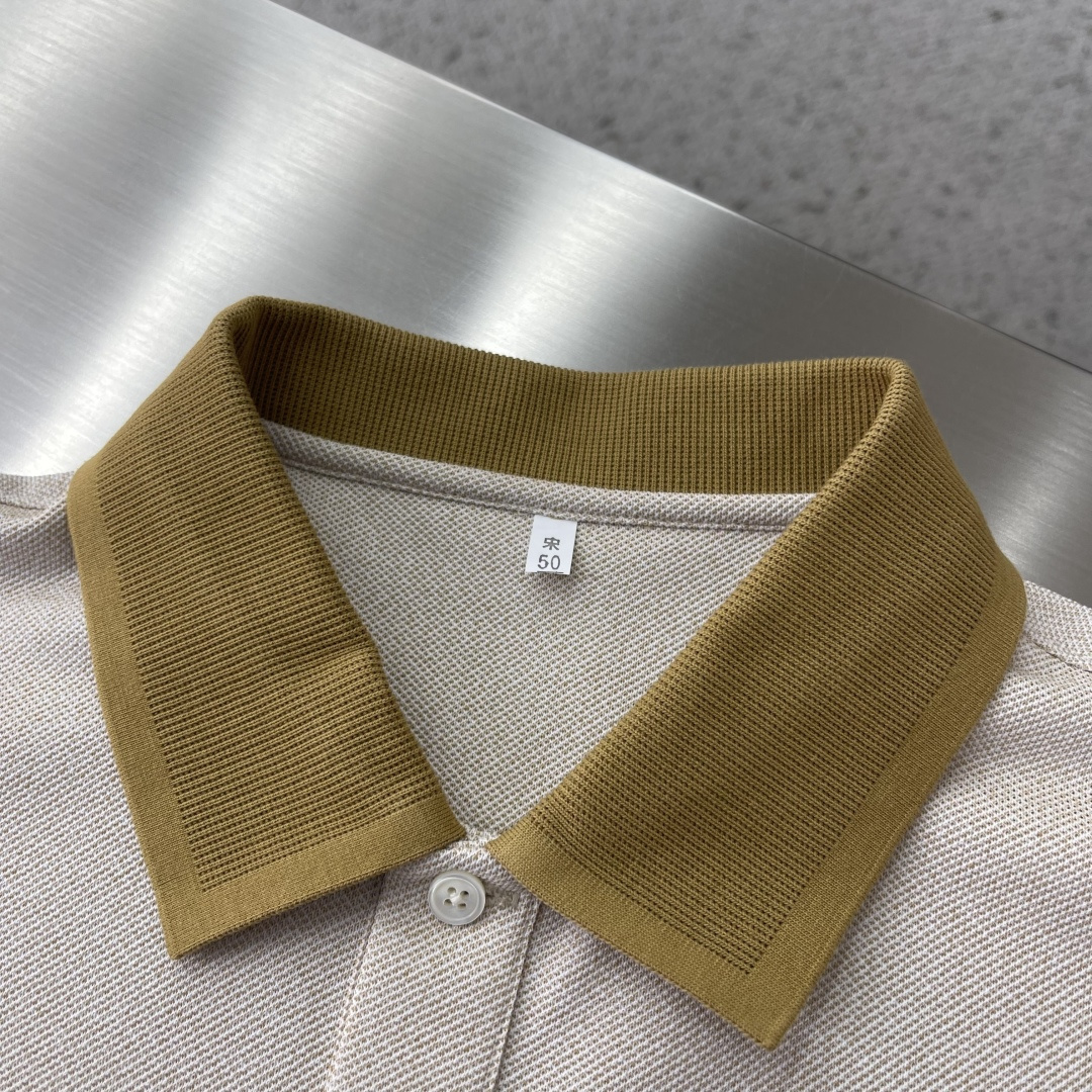 -BV 26春夏Polo衫，成熟儒雅质感直接拉满经典简约翻领版型，低调提升整体精致格调，利落修饰颈部线条