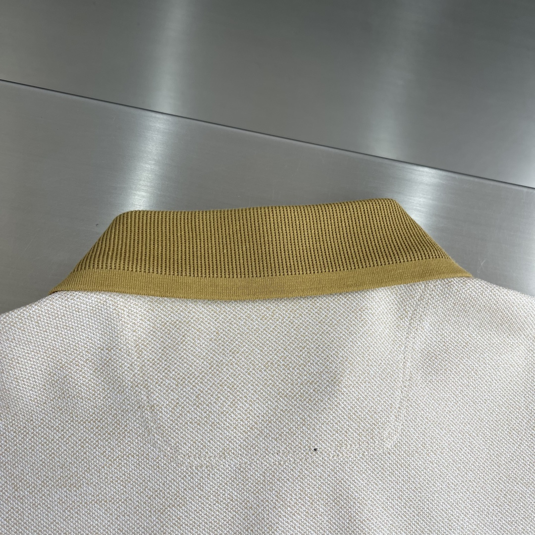 -BV 26春夏Polo衫，成熟儒雅质感直接拉满经典简约翻领版型，低调提升整体精致格调，利落修饰颈部线条