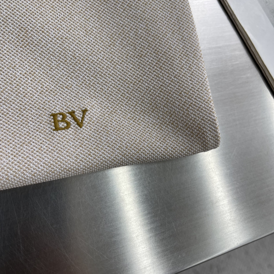 -BV 26春夏Polo衫，成熟儒雅质感直接拉满经典简约翻领版型，低调提升整体精致格调，利落修饰颈部线条