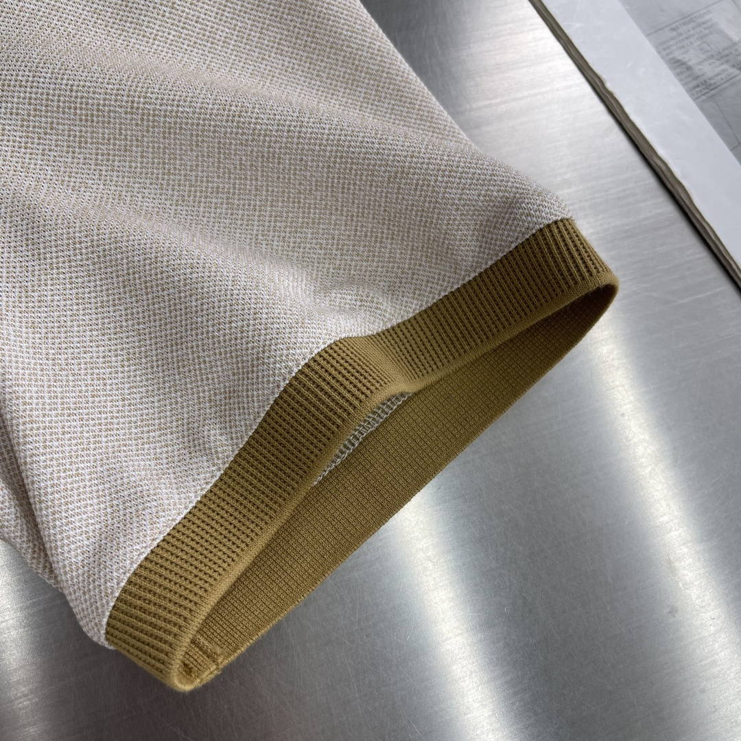 -BV 26春夏Polo衫，成熟儒雅质感直接拉满经典简约翻领版型，低调提升整体精致格调，利落修饰颈部线条