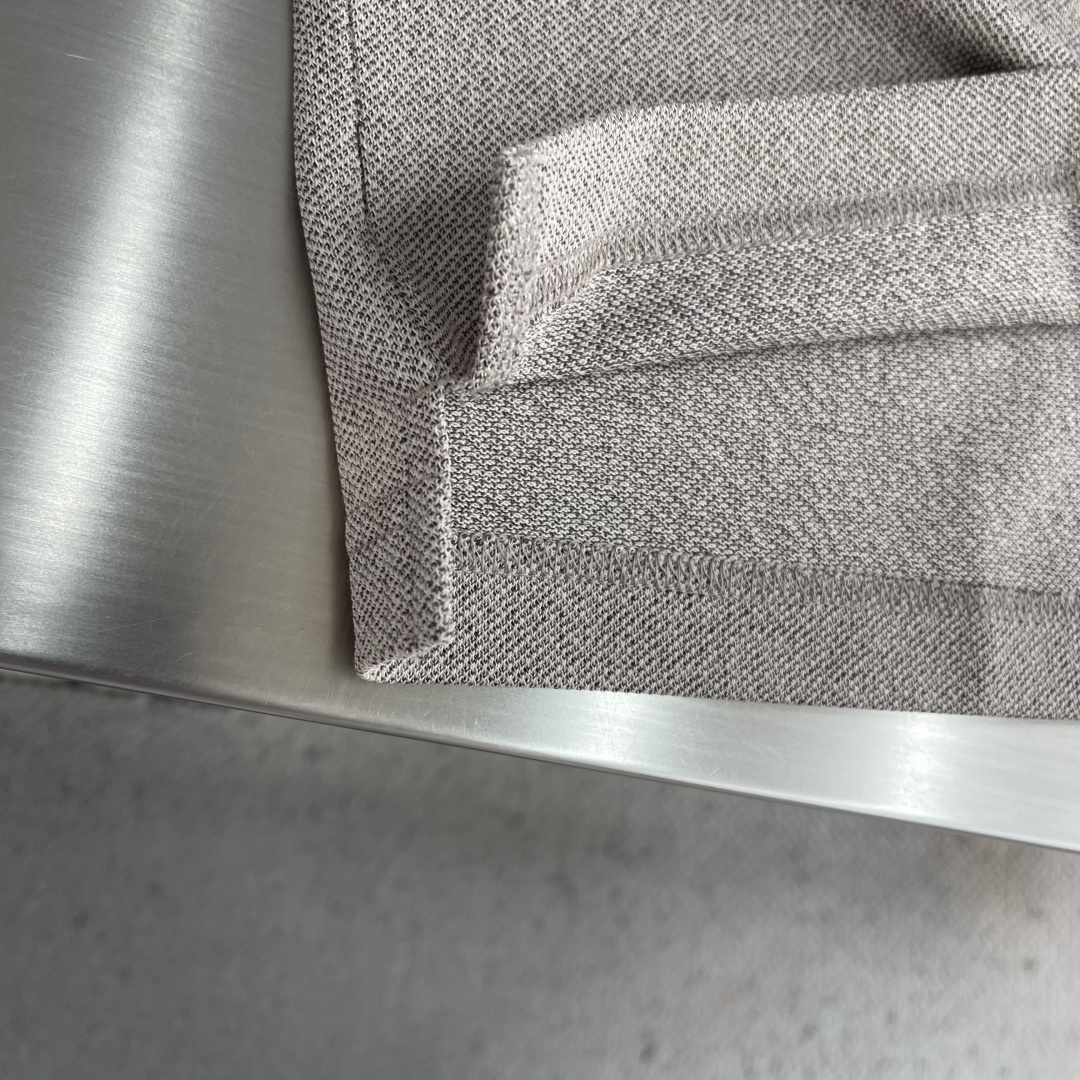 -BV 26春夏Polo衫，成熟儒雅质感直接拉满经典简约翻领版型，低调提升整体精致格调，利落修饰颈部线条