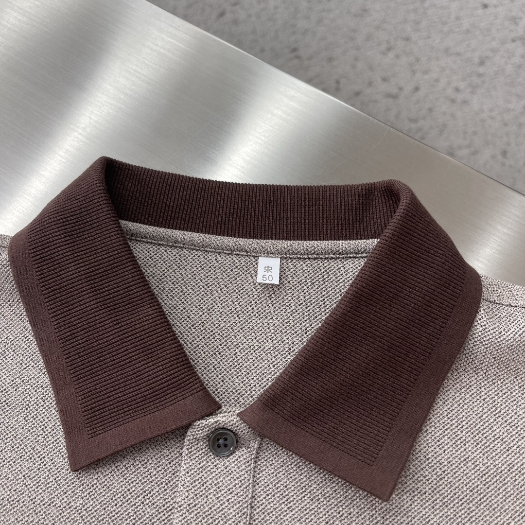 -BV 26春夏Polo衫，成熟儒雅质感直接拉满经典简约翻领版型，低调提升整体精致格调，利落修饰颈部线条