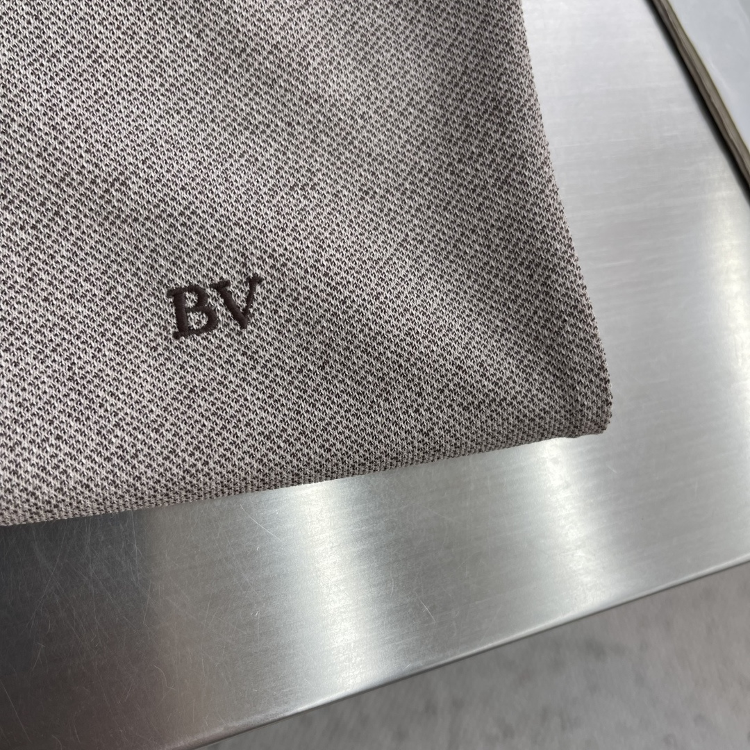 -BV 26春夏Polo衫，成熟儒雅质感直接拉满经典简约翻领版型，低调提升整体精致格调，利落修饰颈部线条