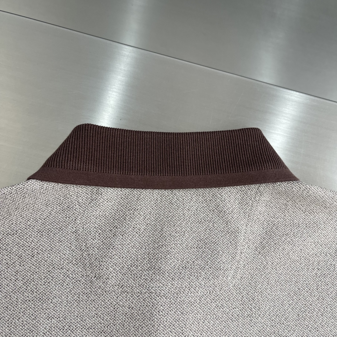 -BV 26春夏Polo衫，成熟儒雅质感直接拉满经典简约翻领版型，低调提升整体精致格调，利落修饰颈部线条